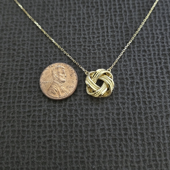 Rachel Zoe Gold💛 Stationary Love♥️ Knot🪢 Pendant Necklace - NWT - Picture 8 of 15